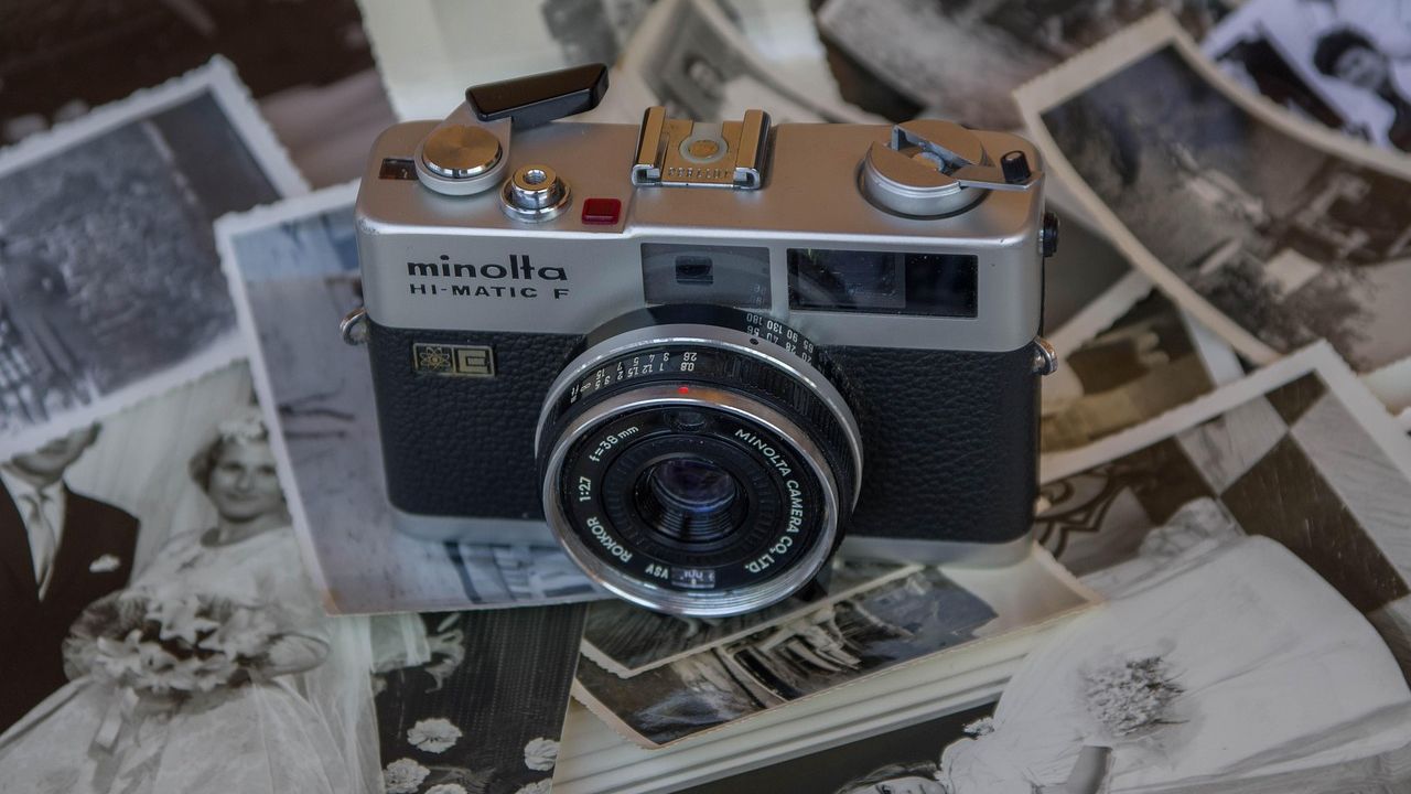 Photographe professionnel développant des pellicules en chambre noire