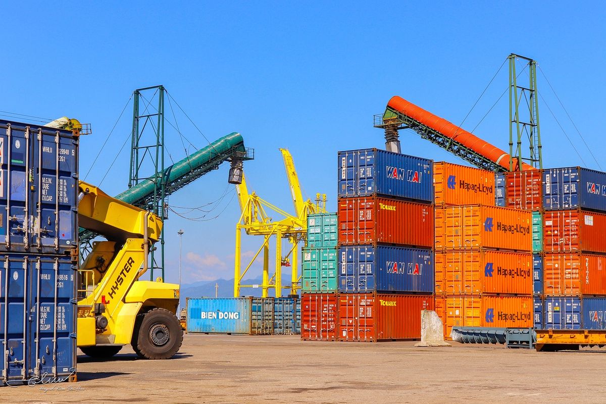 Conteneurs empilés sur un navire cargo en mer