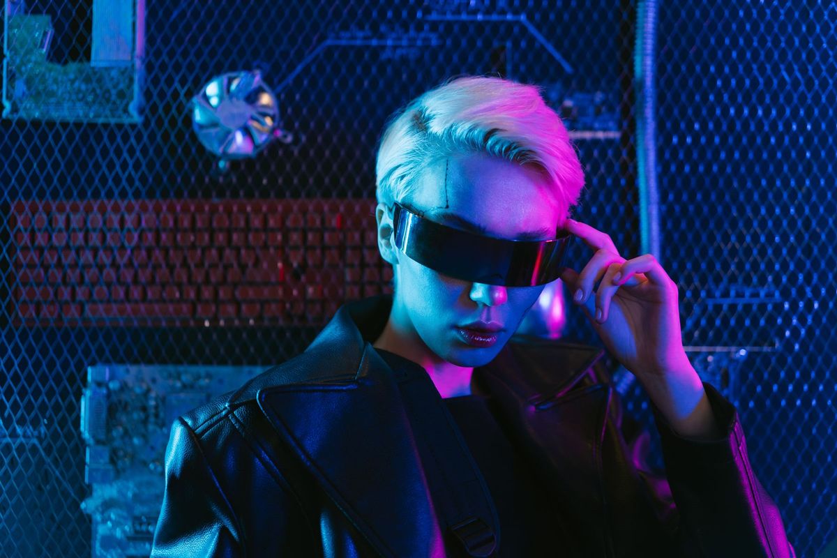 Femme en tenue moderne dans un environnement high-tech aux lumières néon colorées