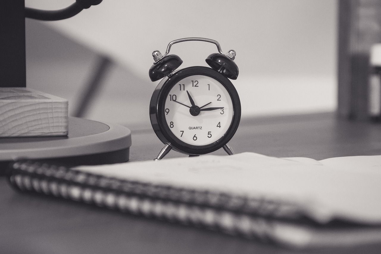 Une horloge grise sur un bureau symbolisant le respect des délais de déclaration de sinistre