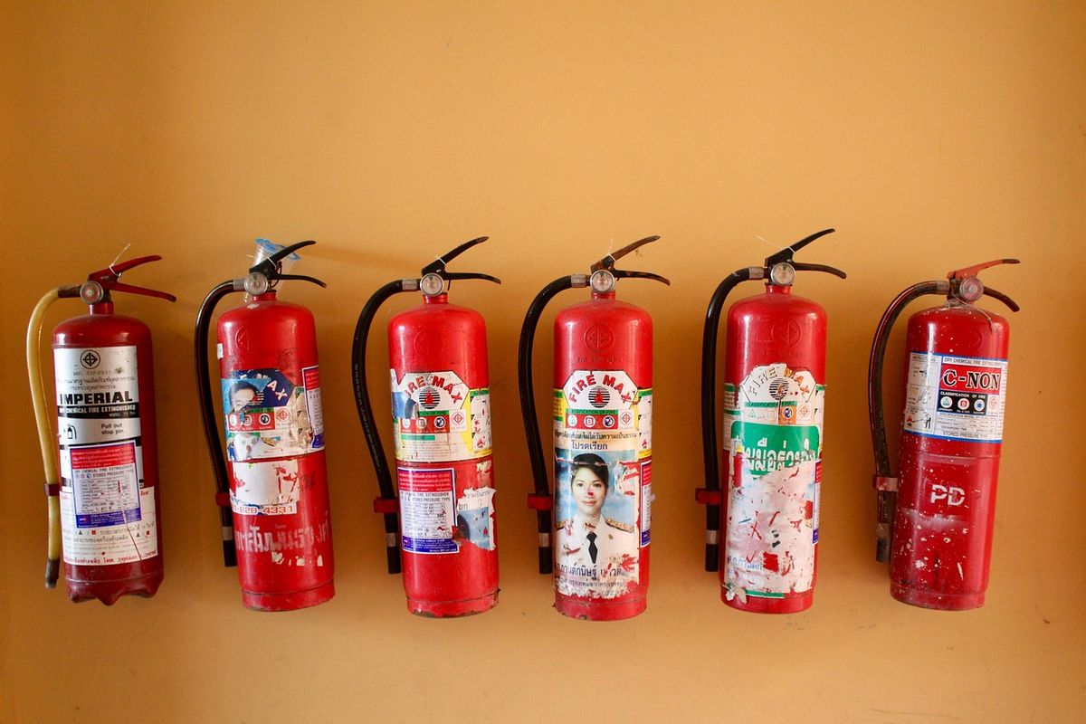 Extincteur rouge fixé au mur pour intervention rapide en cas d'incendie