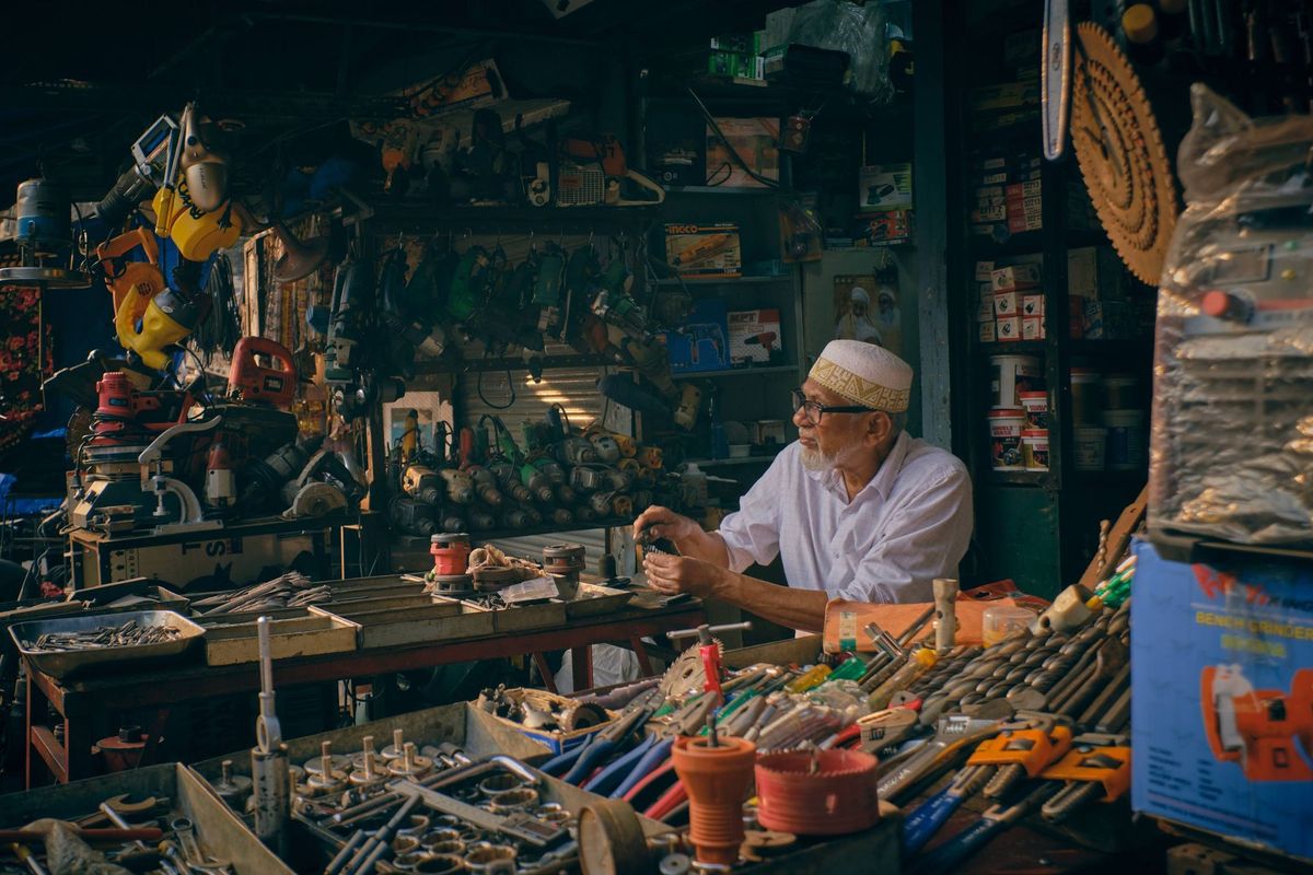 Commerçant triant des outils sur les rayons d'un magasin de bricolage