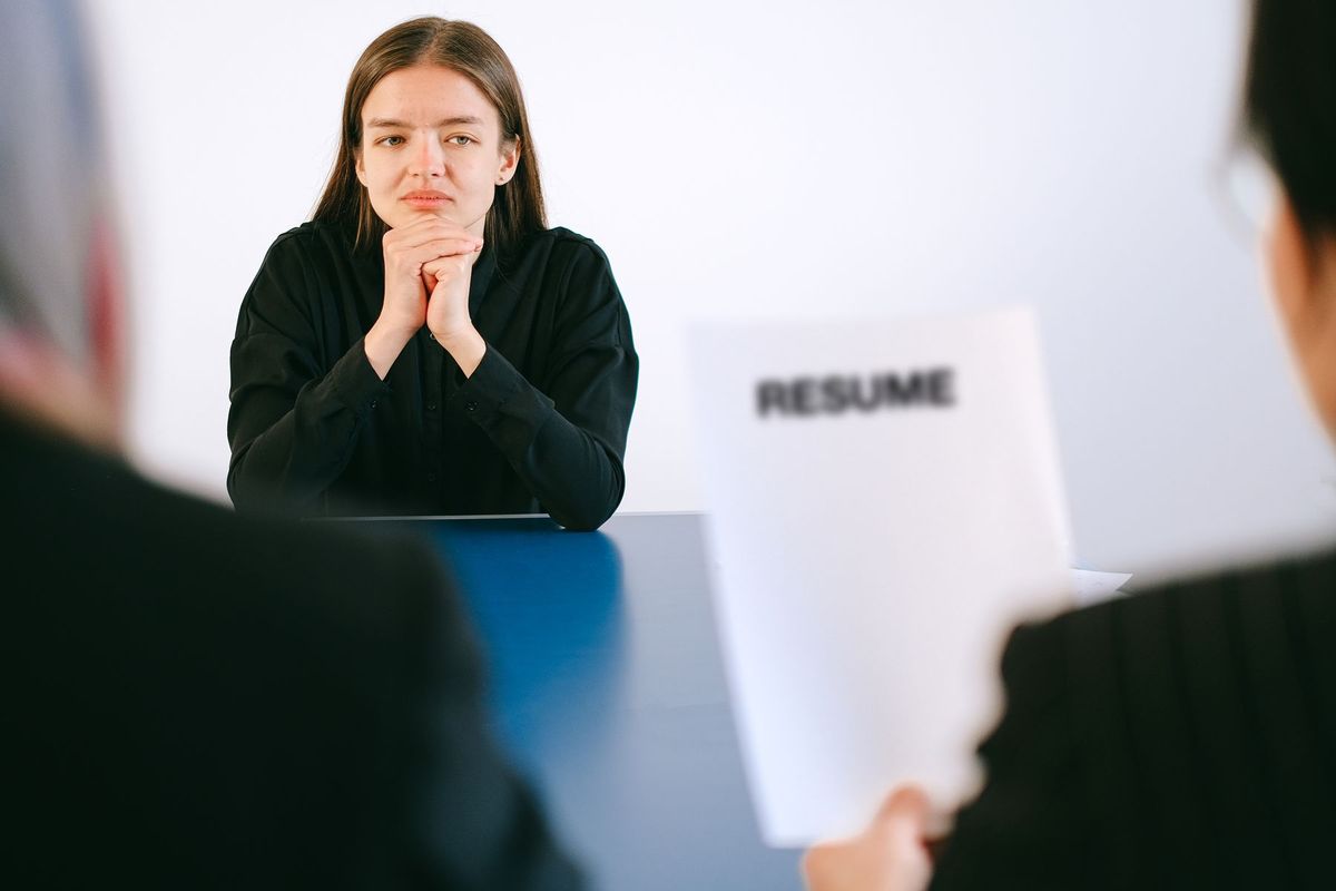 Candidate présentant son CV lors d'un entretien d'embauche face à deux recruteurs