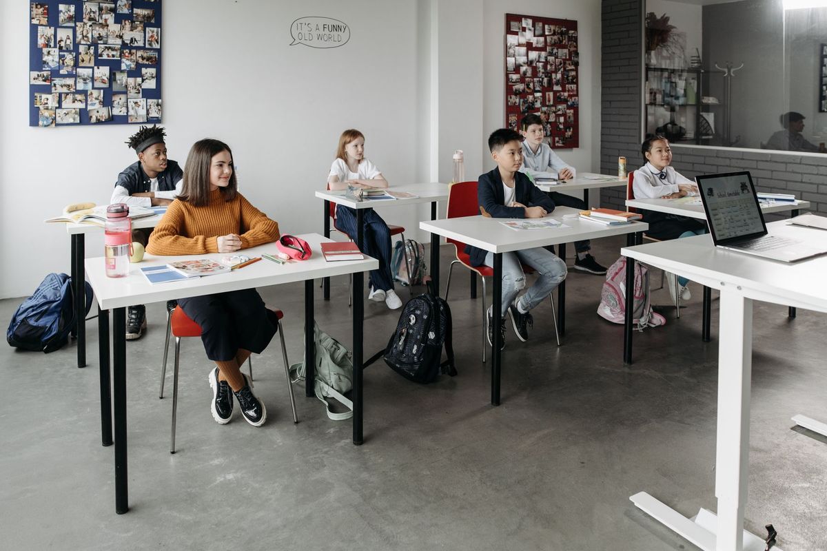 Étudiants concentrés suivant un cours dans une salle de classe moderne et bien éclairée