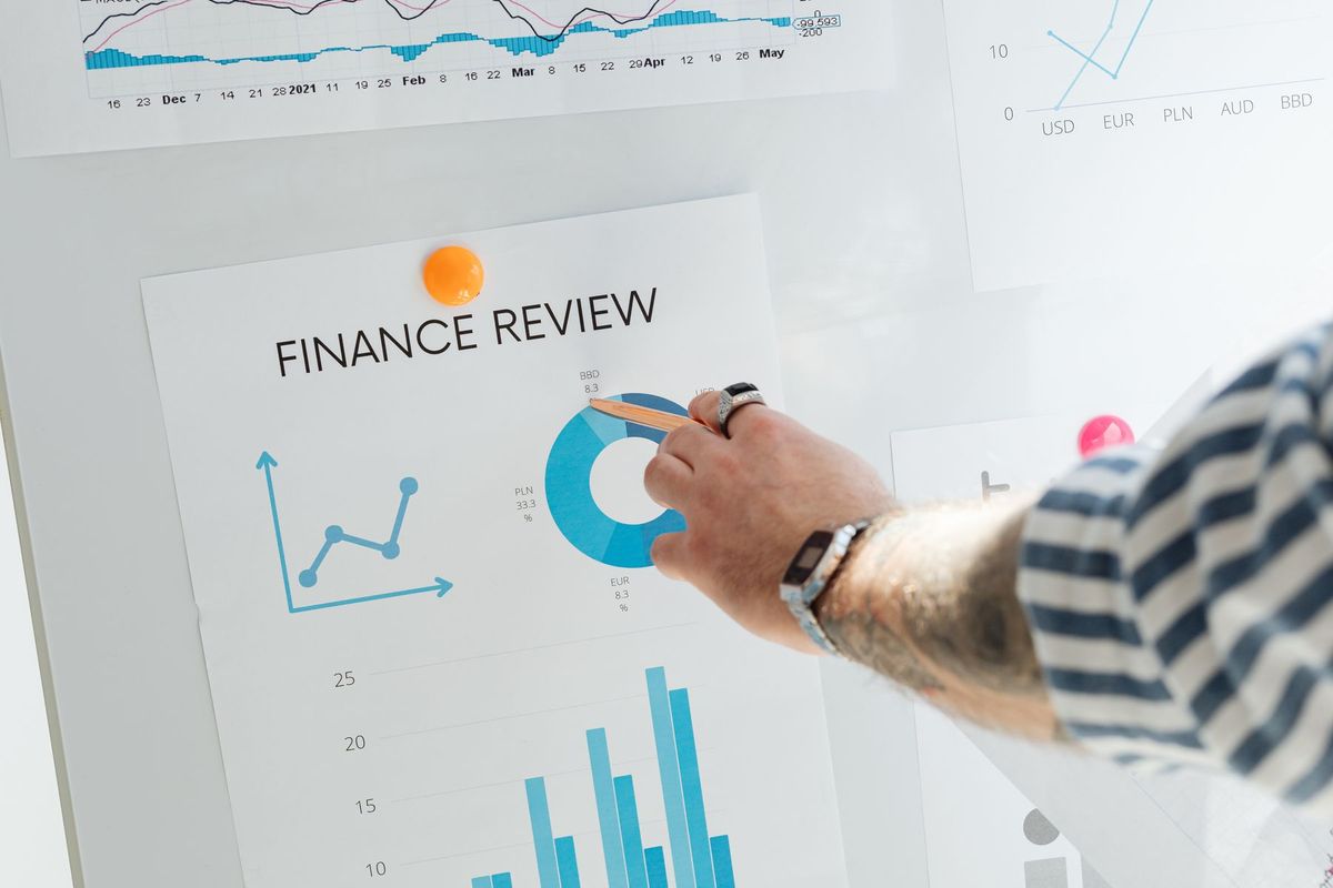 Main pointant des graphiques financiers lors d'une analyse d'audit