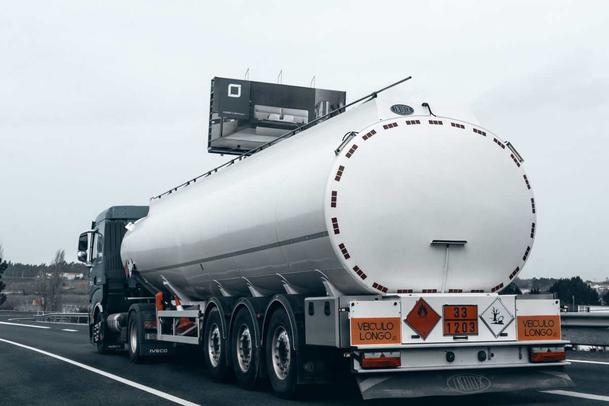 Camion-citerne de transport de carburant circulant sur autoroute, vue de l'arrière