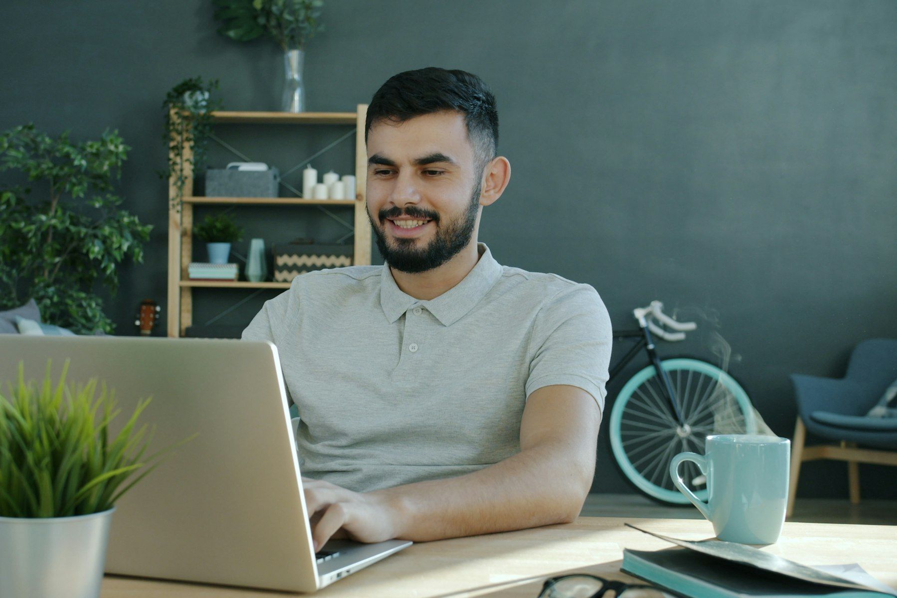 Professionnel souriant travaillant sur son ordinateur portable au bureau