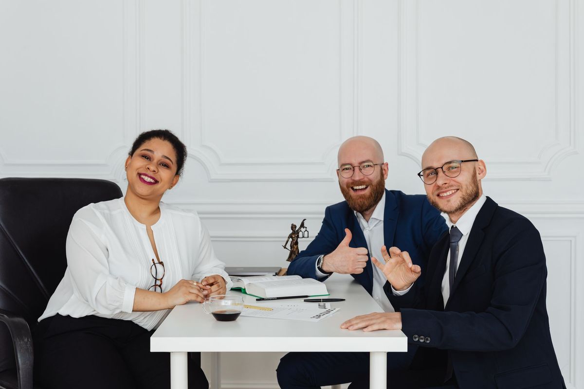 Plusieurs médiateurs en costume discutent autour d'une table de réunion dans un bureau contemporain