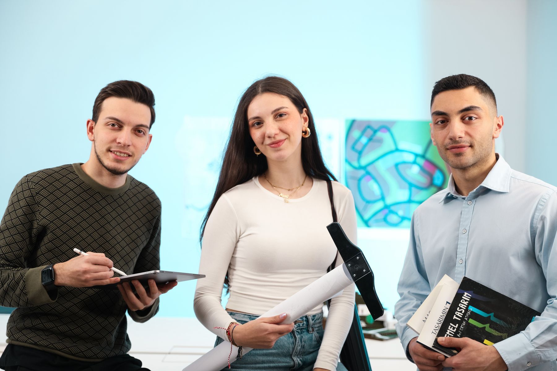 Trois collaborateurs échangent autour d'un projet dans un bureau contemporain