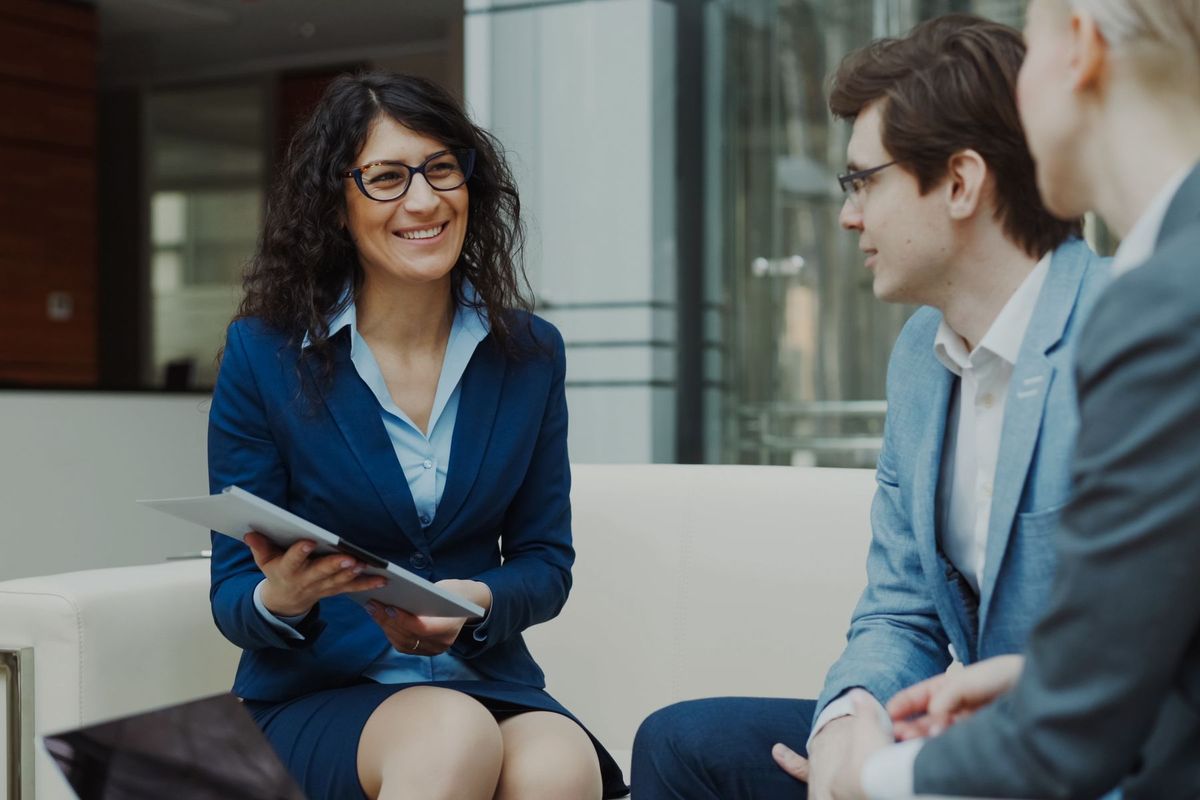 Équipe de consultants analysant une stratégie de transformation en réunion professionnelle