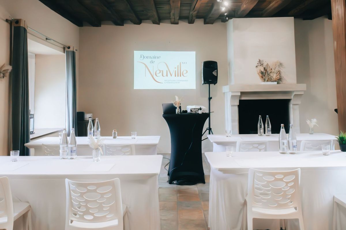 Salle de conférence vide avec écran de projection et mobilier élégant
