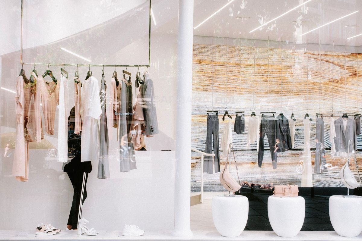 Mannequins vêtus de tenues élégantes dans une vitrine de boutique de mode