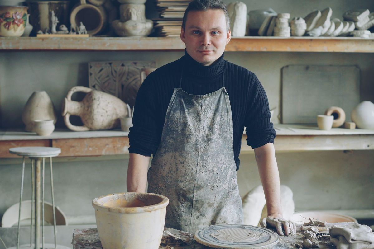 Artisan façonnant une pièce de céramique à la main sur son tour de poterie