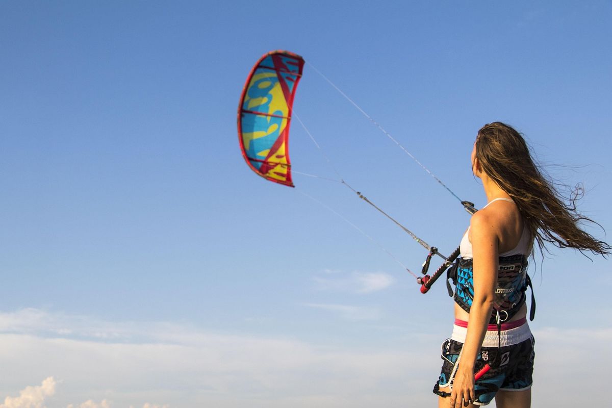Kitesurfeur en action sur l'eau avec son cerf-volant coloré par vent favorable