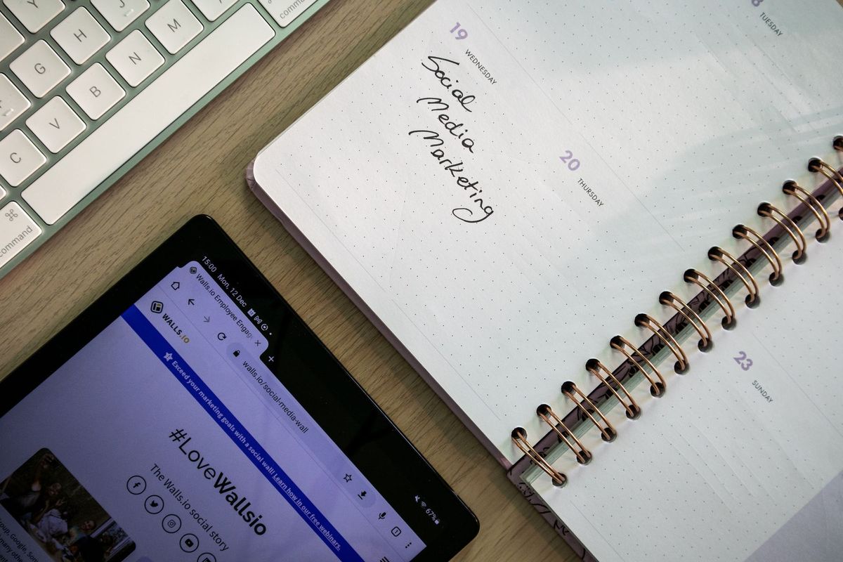 Carnet, tablette et clavier organisés sur un bureau pour la planification de stratégie marketing