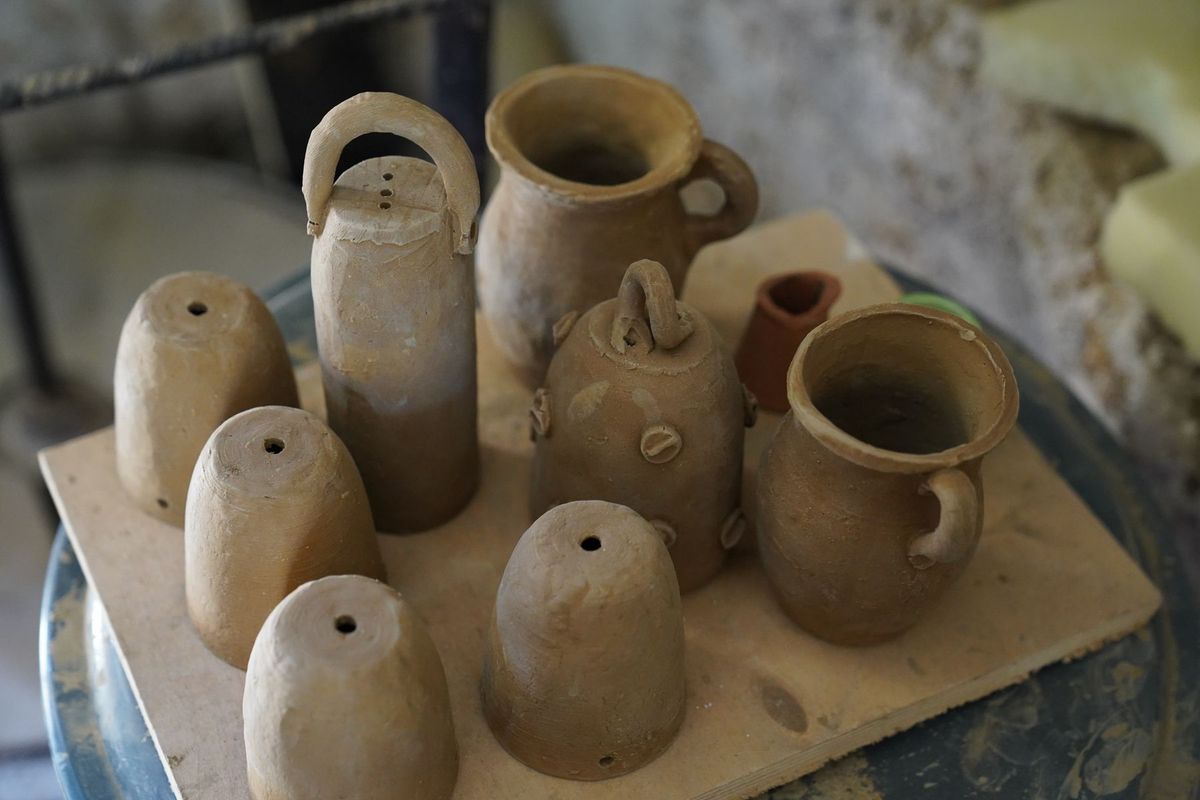 Potier façonnant des pots en argile à la main dans son atelier traditionnel
