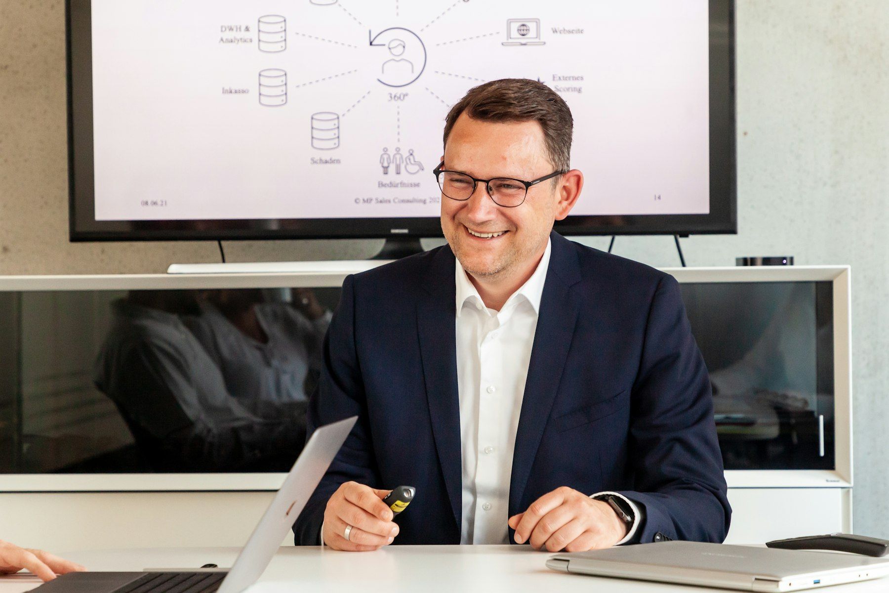 Homme en costume souriant devant un diagramme d'analyse financière