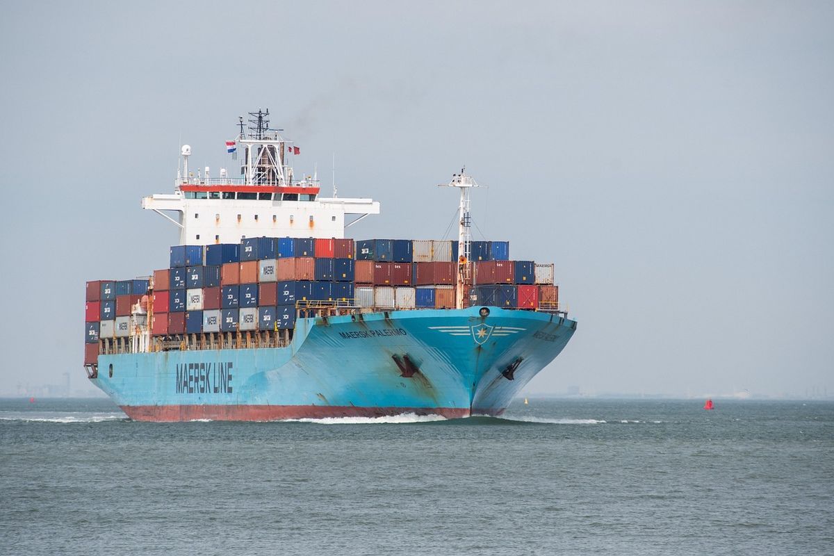 Porte-conteneurs chargé naviguant en haute mer avec des centaines de conteneurs empilés