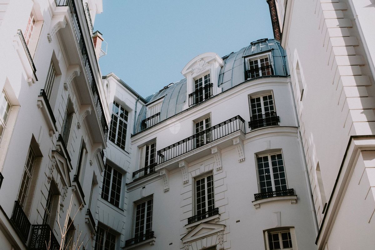 Immeubles résidentiels modernes dans une cour urbaine avec façades architecturales soignées