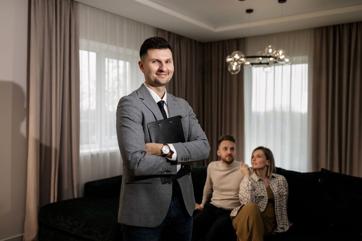 Agent immobilier présentant les caractéristiques d'une propriété à un couple de clients