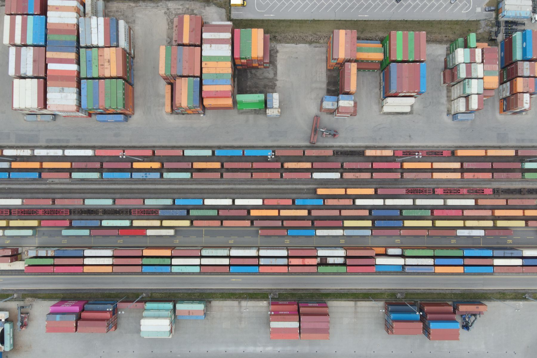 Conteneurs de cargo empilés dans un port fluvial, vue aérienne