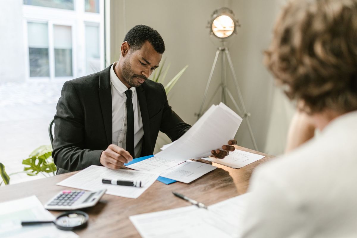 Courtier en assurance consultant des contrats et documents professionnels à son bureau