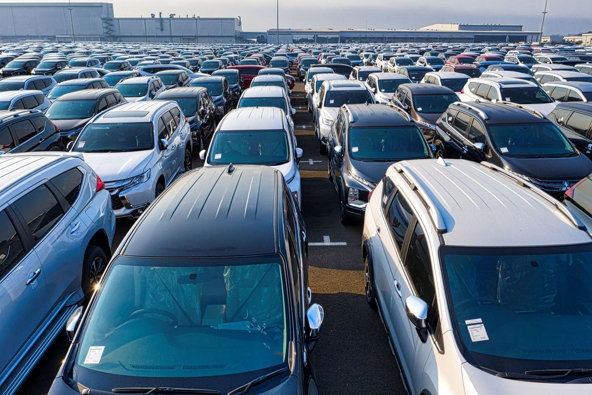 Parking aérien avec des centaines de véhicules alignés sous le soleil