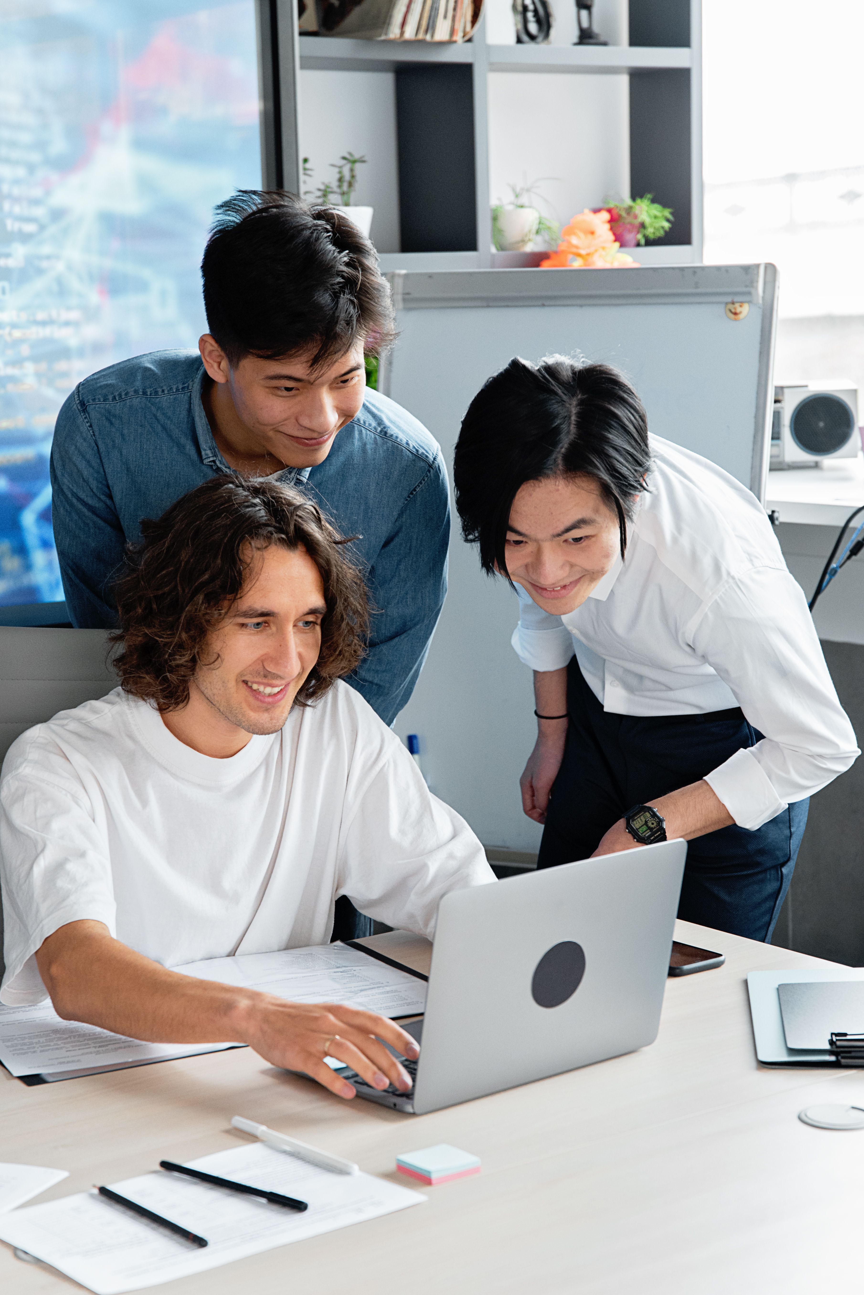 L'équipe d'une startup au travail dans leurs bureaux