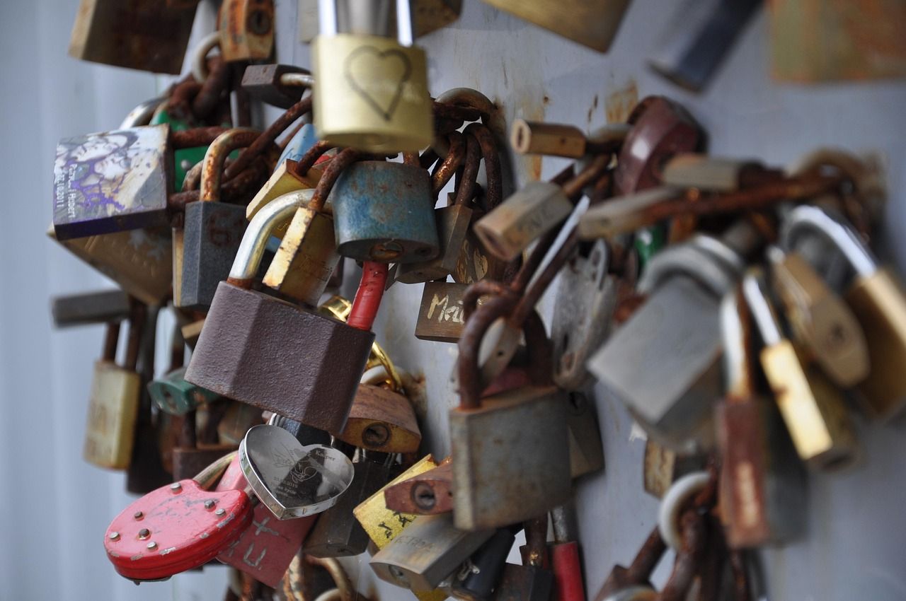 Cadenas en forme de cœur fermé sur un pont symbolisant la sécurité et la protection financière