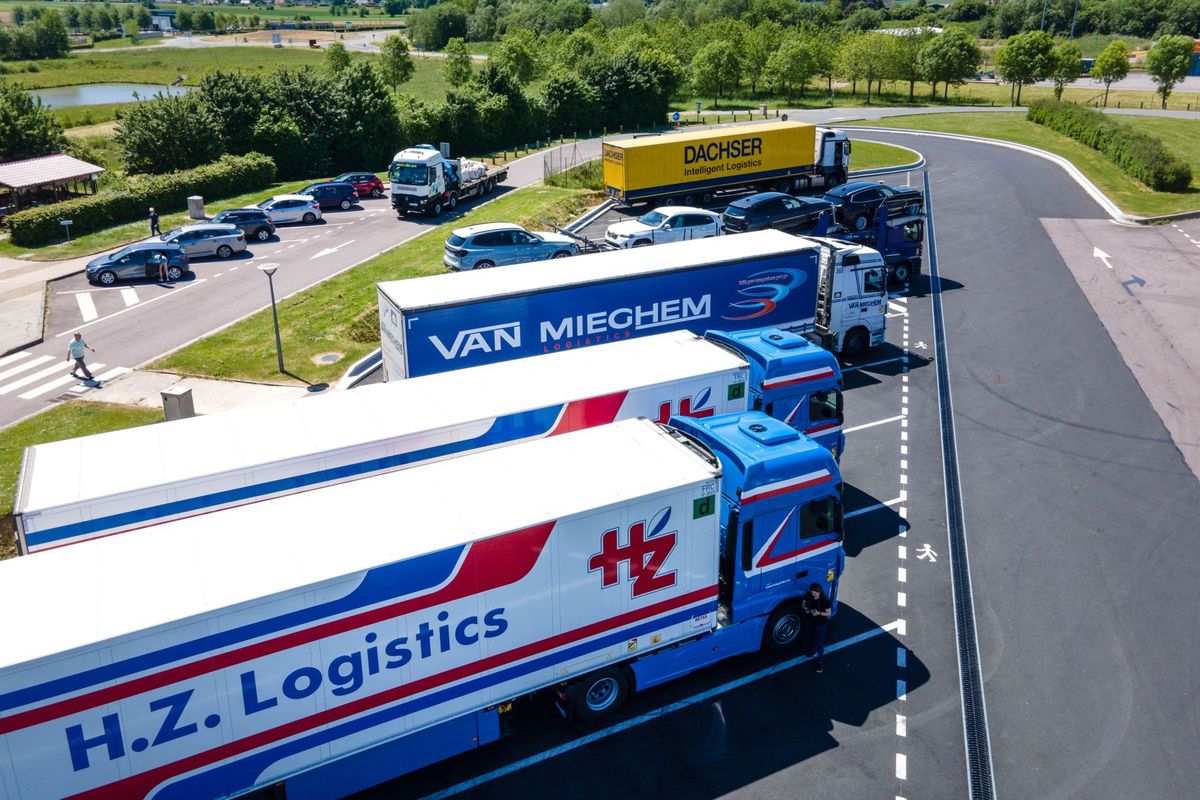 Camions de transport garés dans une aire de repos vue du ciel