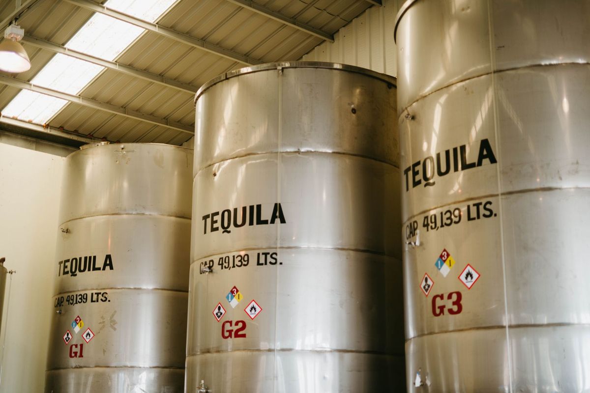 Grands réservoirs de stockage en bois marqués de capacité dans une distillerie mexicaine