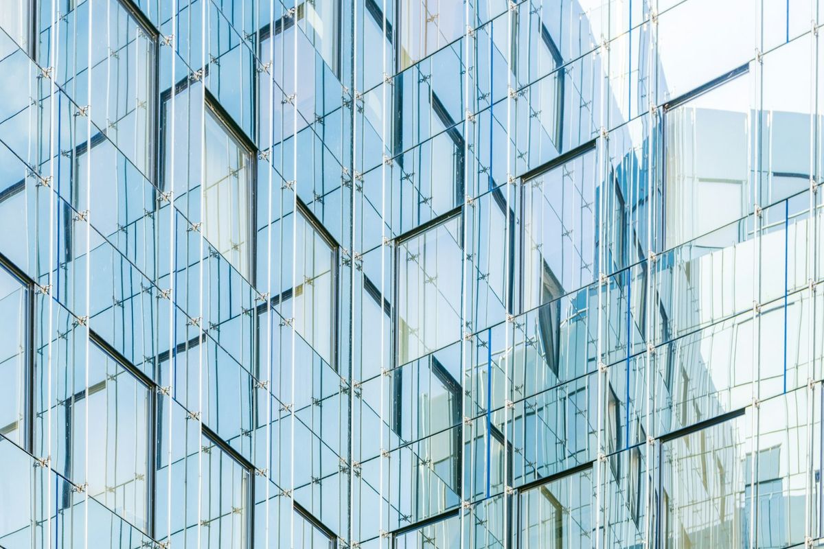 Façade moderne en verre teinté d'un immeuble de bureaux contemporain
