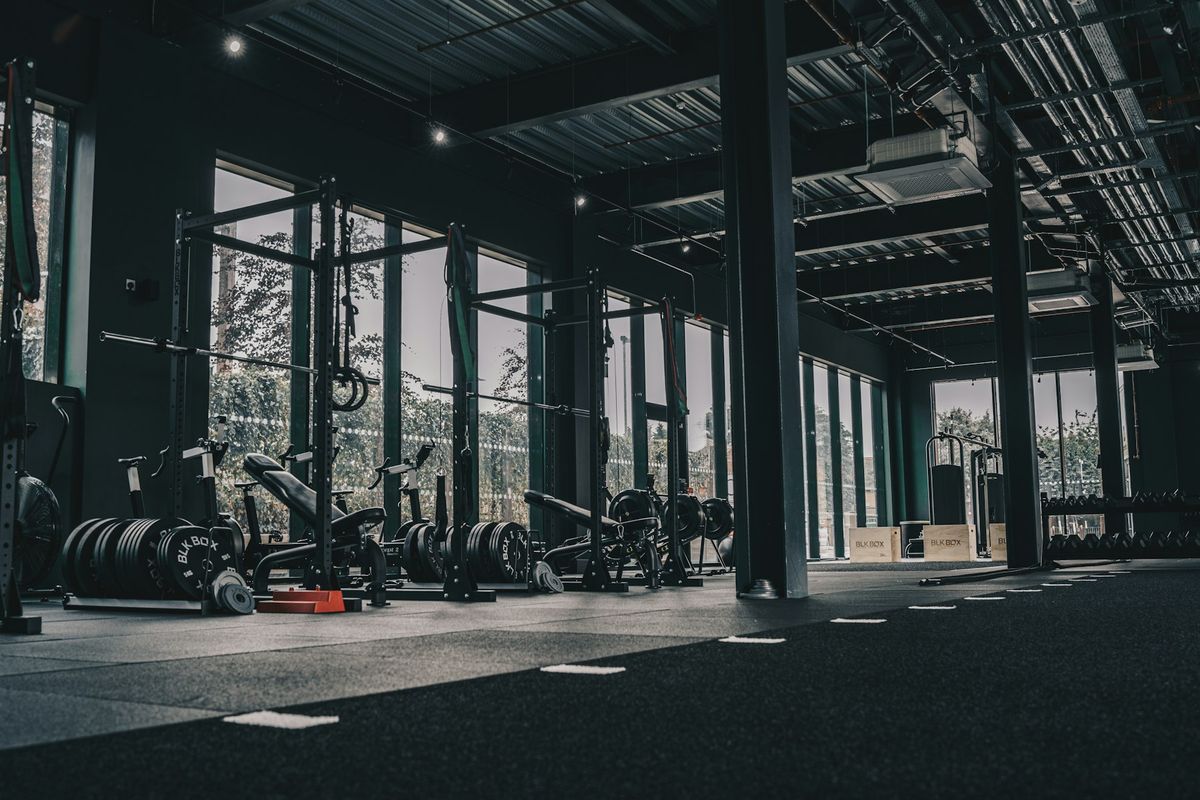 Une grande salle de sport équipée de nombreuses machines de fitness