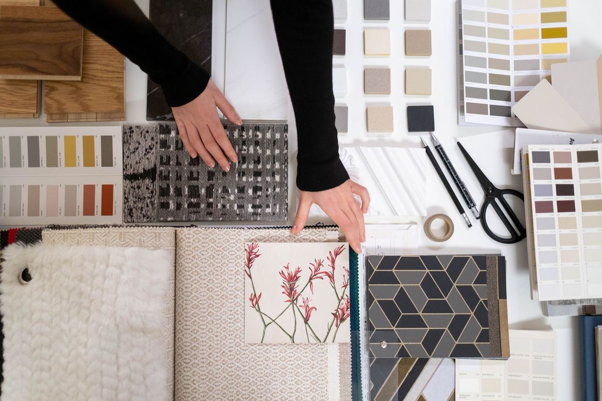Décorateur d'intérieur consultant des nuanciers et échantillons de matériaux sur son plan de travail