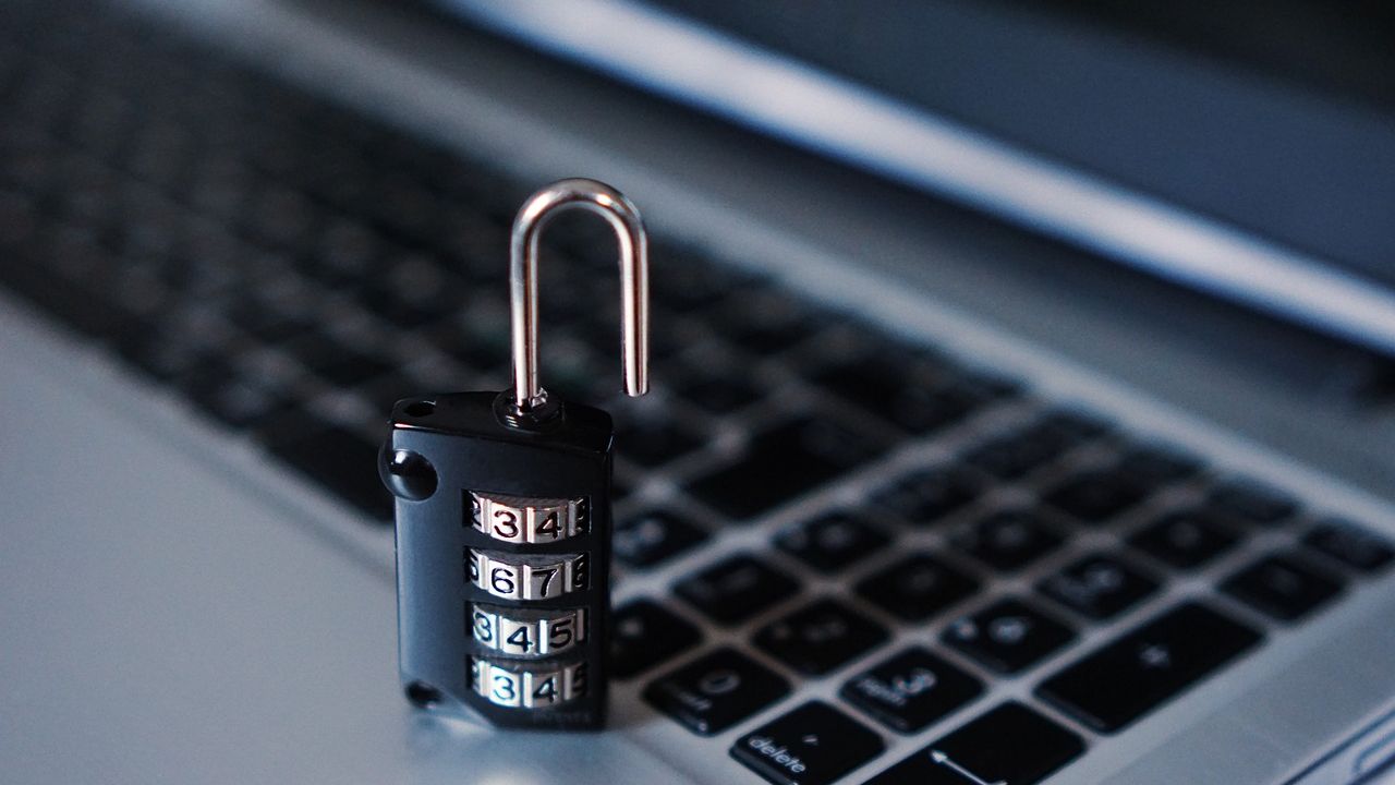 Cadenas numérique protégeant un écran d'ordinateur contre les cybermenaces