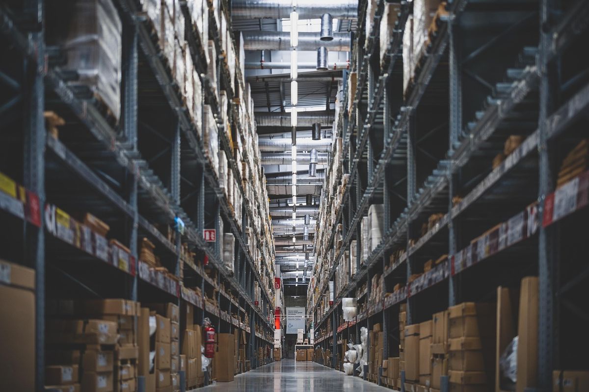 Rayonnages de produits organisés dans un magasin de détail avec clients en train de faire leurs achats