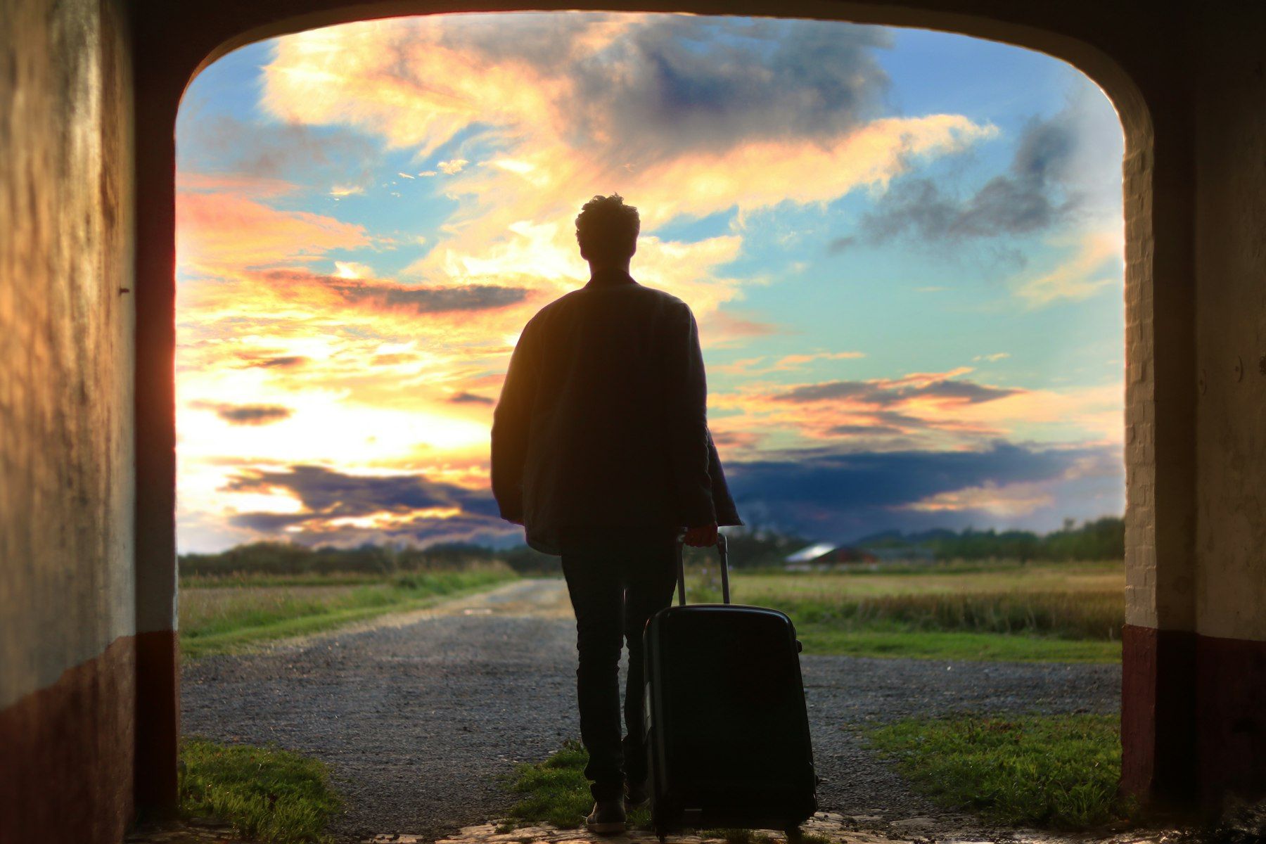 Homme en costume portant une valise pour un déplacement professionnel