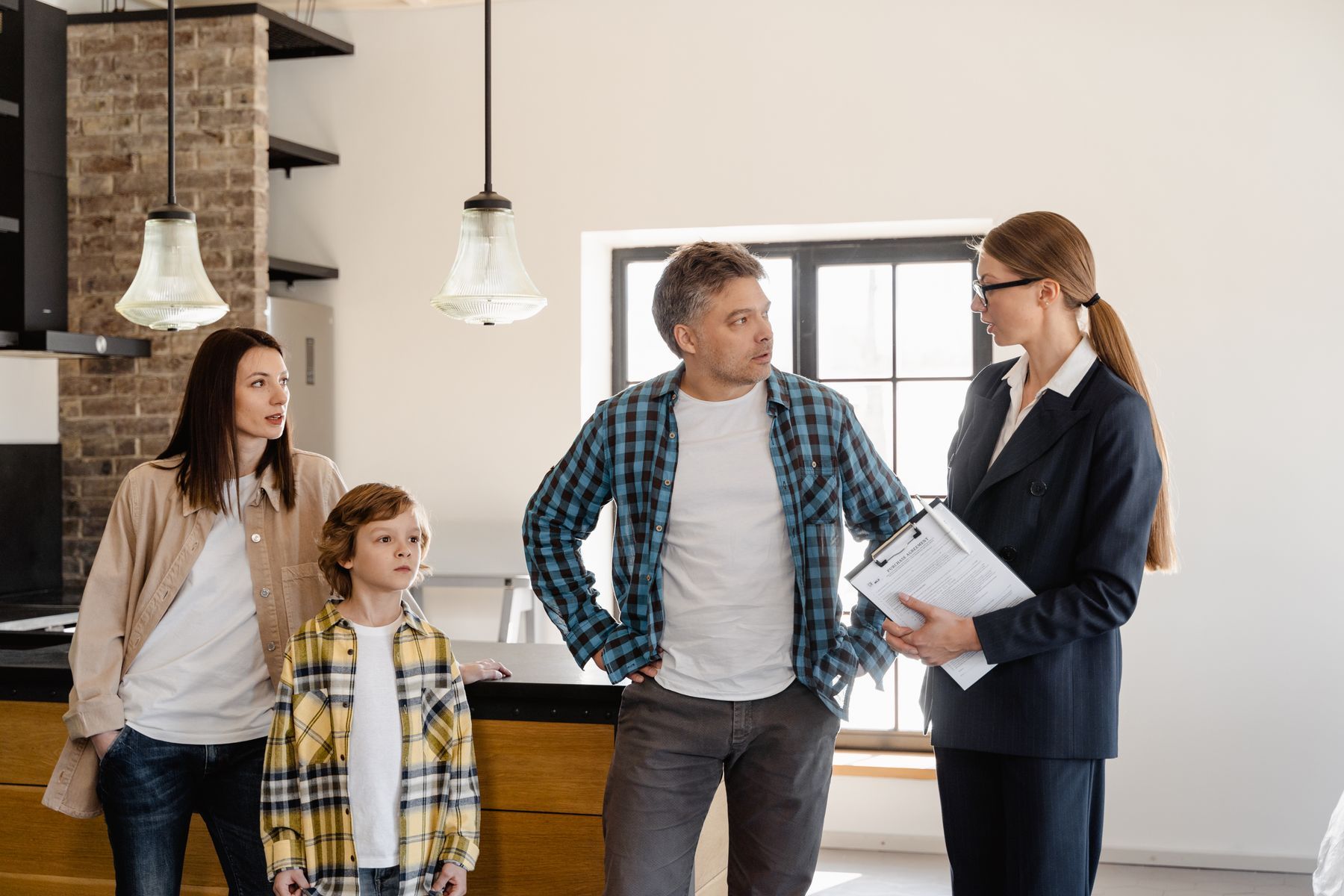 Agent immobilier présentant une propriété à une famille lors d'une visite de maison