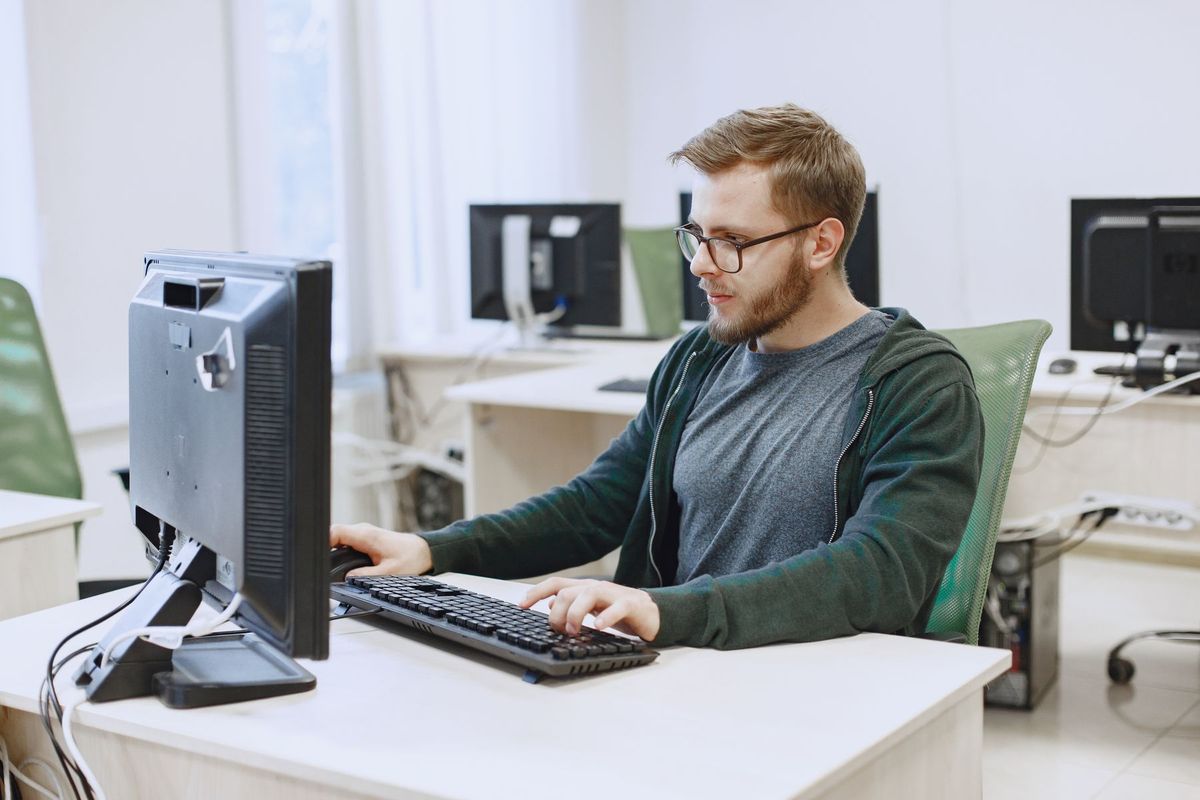 Vendeur marketplace analysant ses ventes sur son ordinateur de bureau