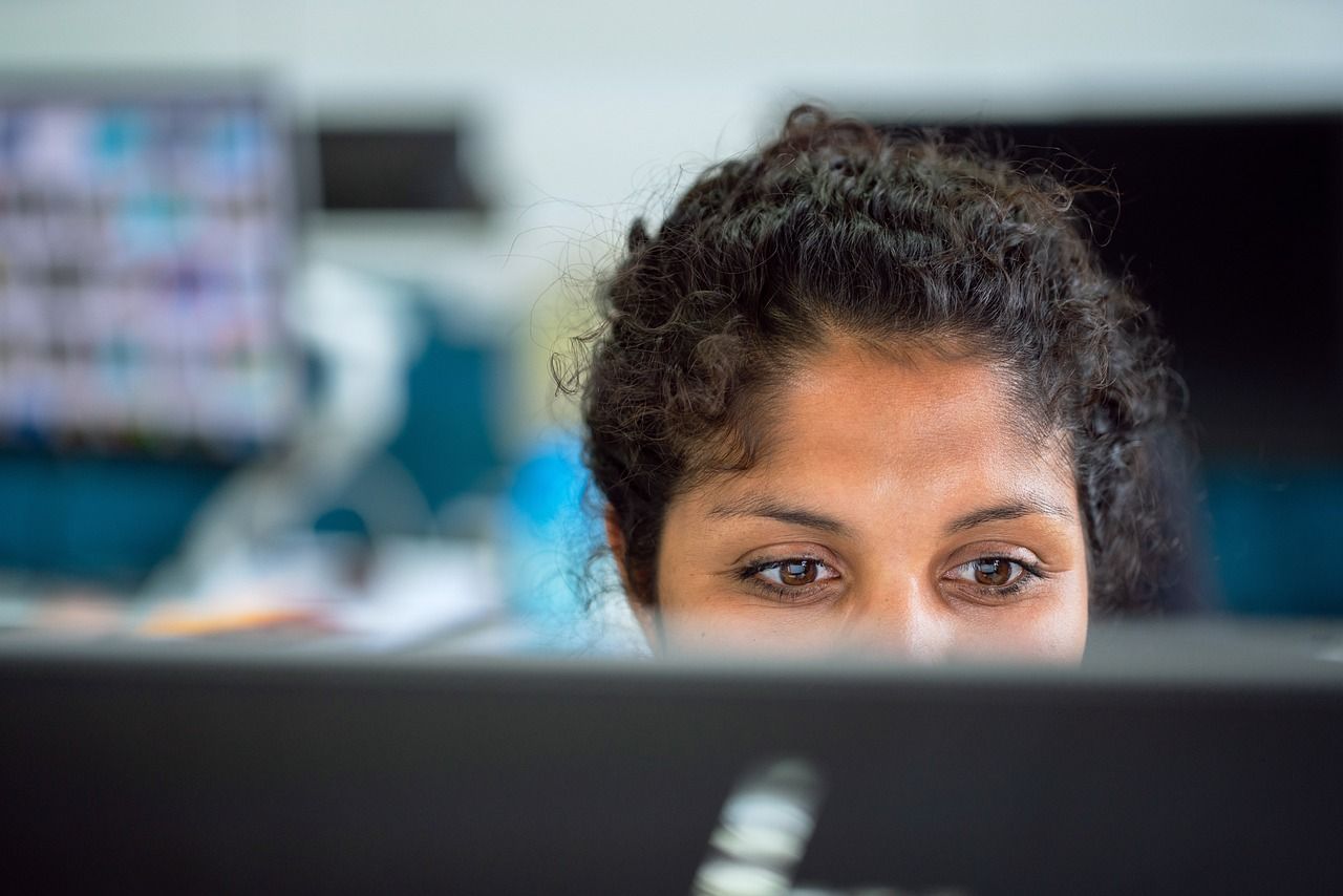 Ingénieure concentrée devant son écran d'ordinateur au bureau