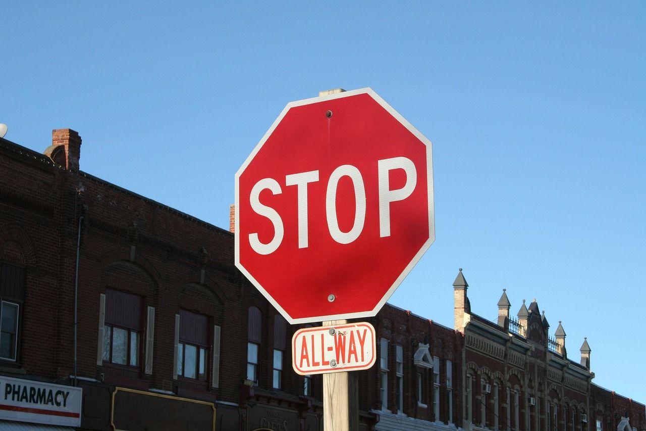 Agent de la circulation urbaine arrêtant le trafic avec un panneau stop sur une route de ville