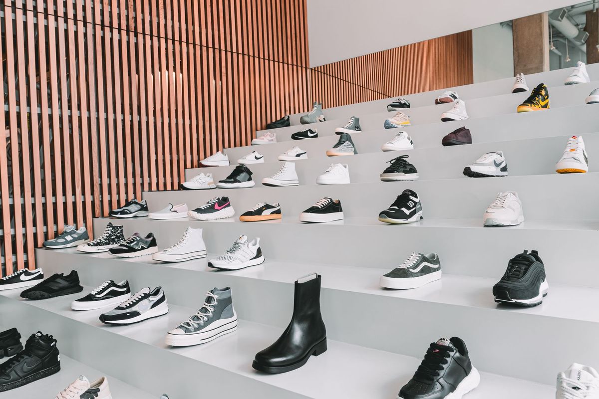 Baskets colorées alignées sur les étagères d'une boutique de chaussures au design moderne