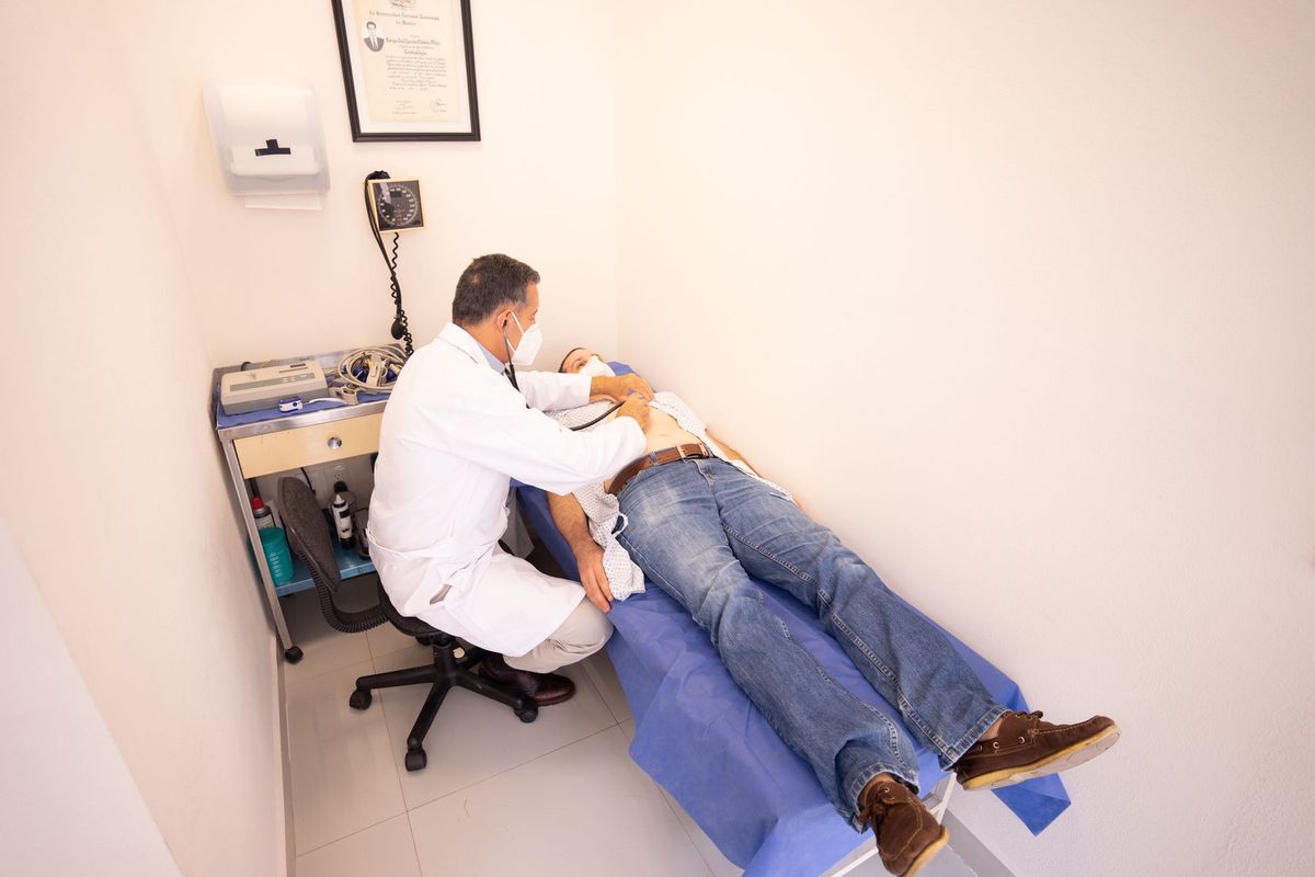 Médecin ausculte un patient avec un stéthoscope lors d'une consultation