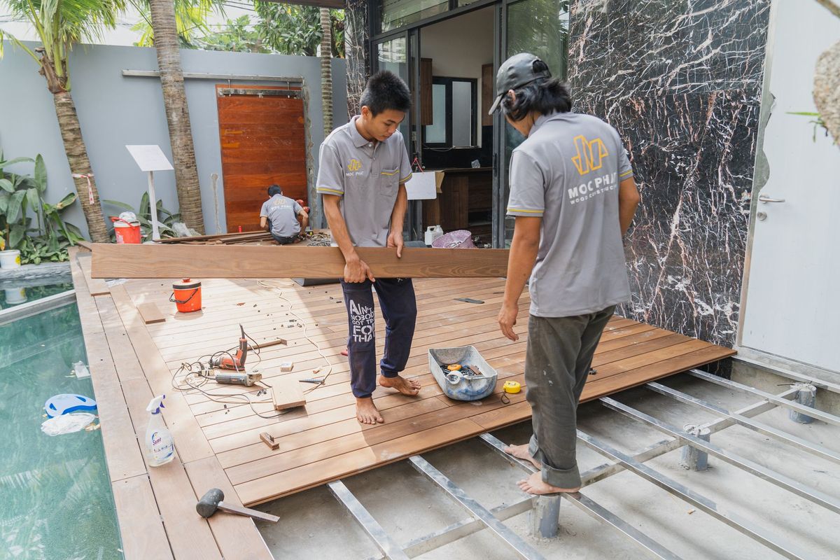 Ouvrier en équipement de protection posant des fondations et excavant le sol sur un chantier
