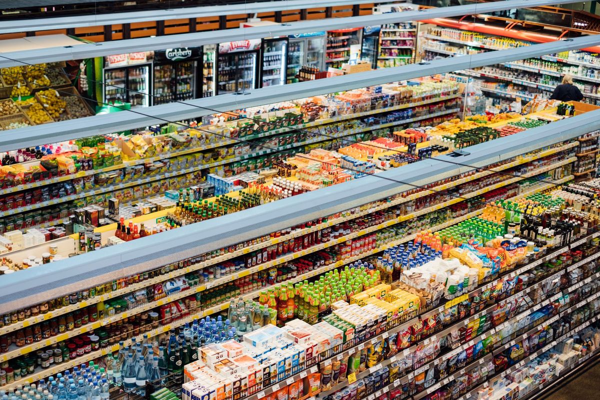 Rayons de supermarché densément remplis de produits alimentaires variés vus de dessus