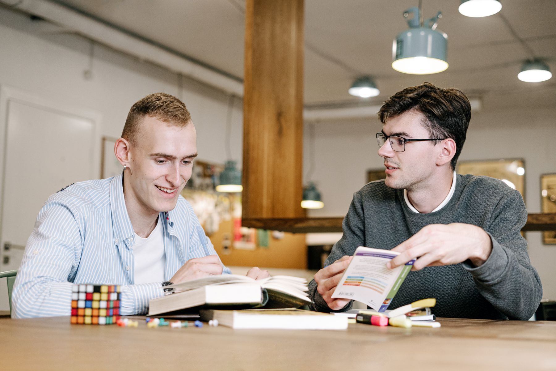 Deux consultants étudient ensemble des dossiers et documents professionnels à leur bureau