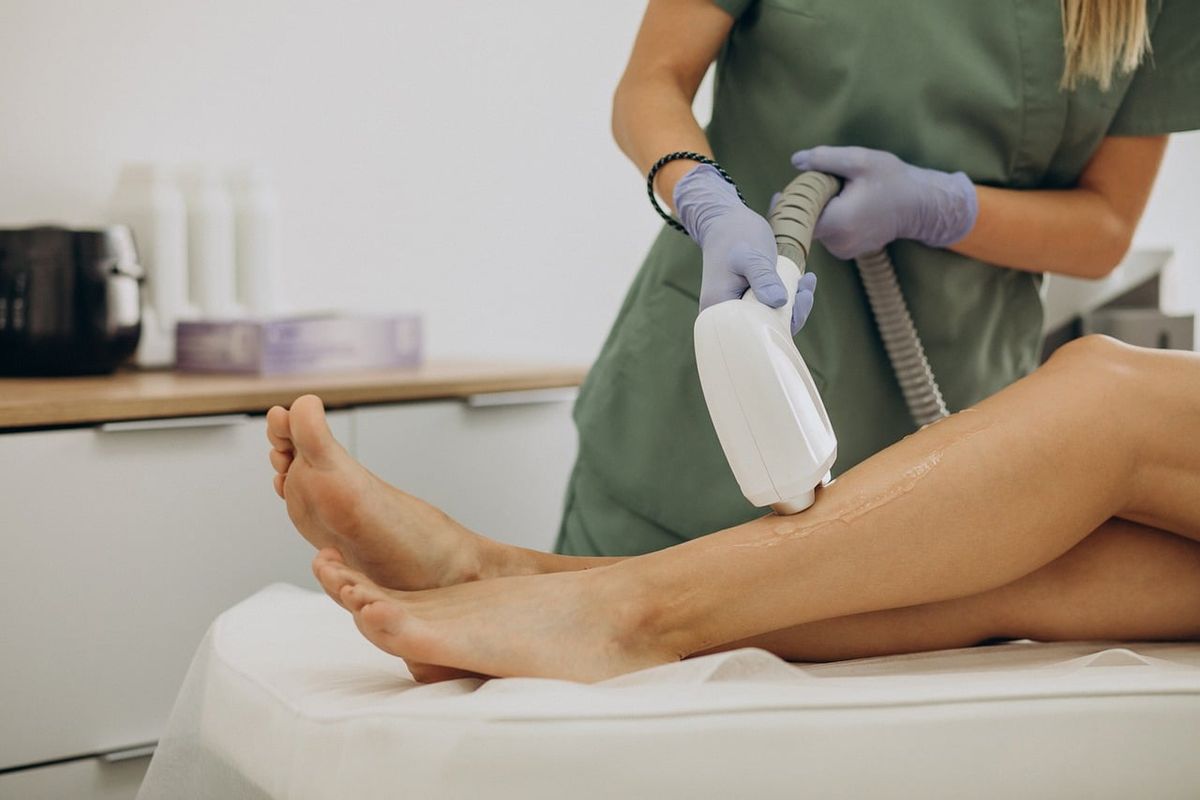 Praticien effectuant une séance d'épilation laser sur le visage d'une cliente