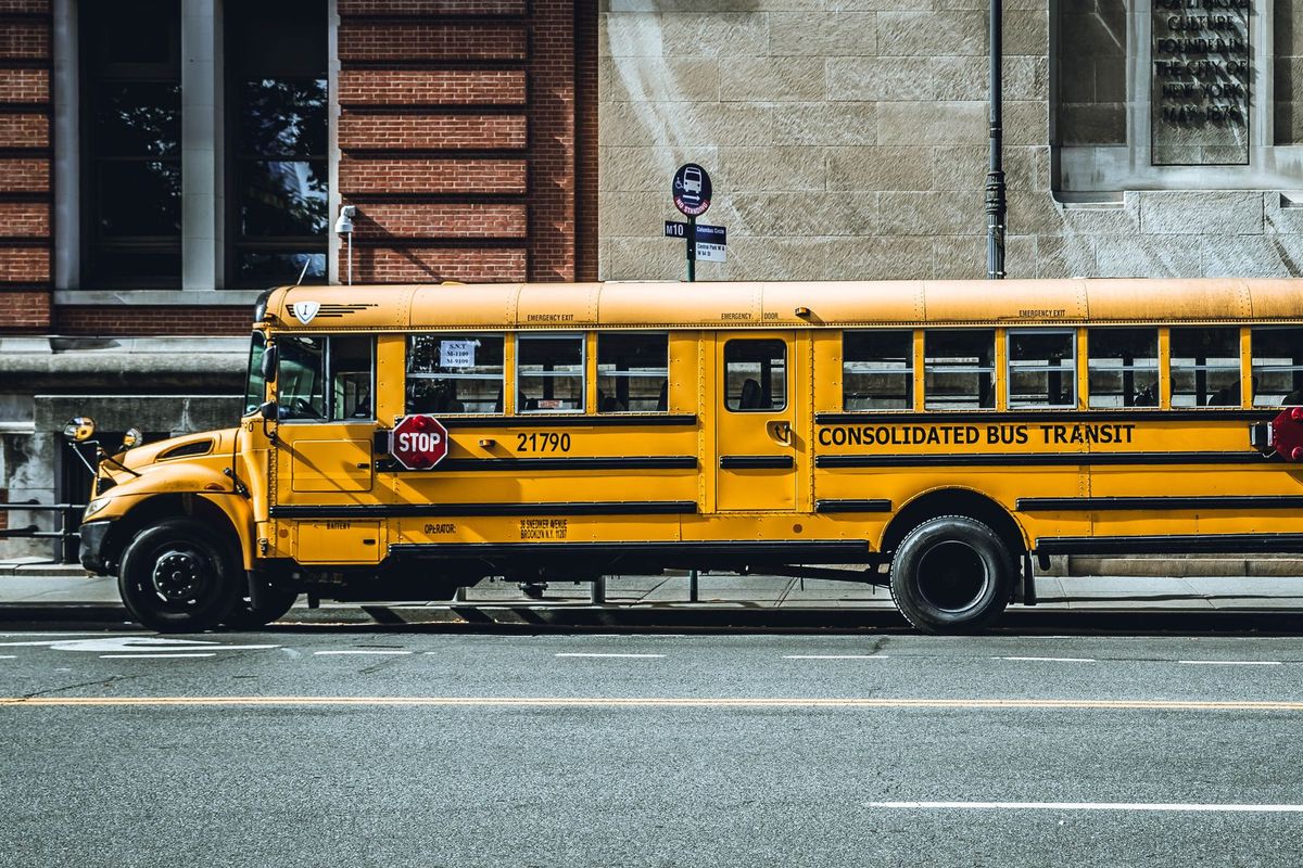 Autobus scolaire jaune stationné en milieu urbain pour le transport d'enfants