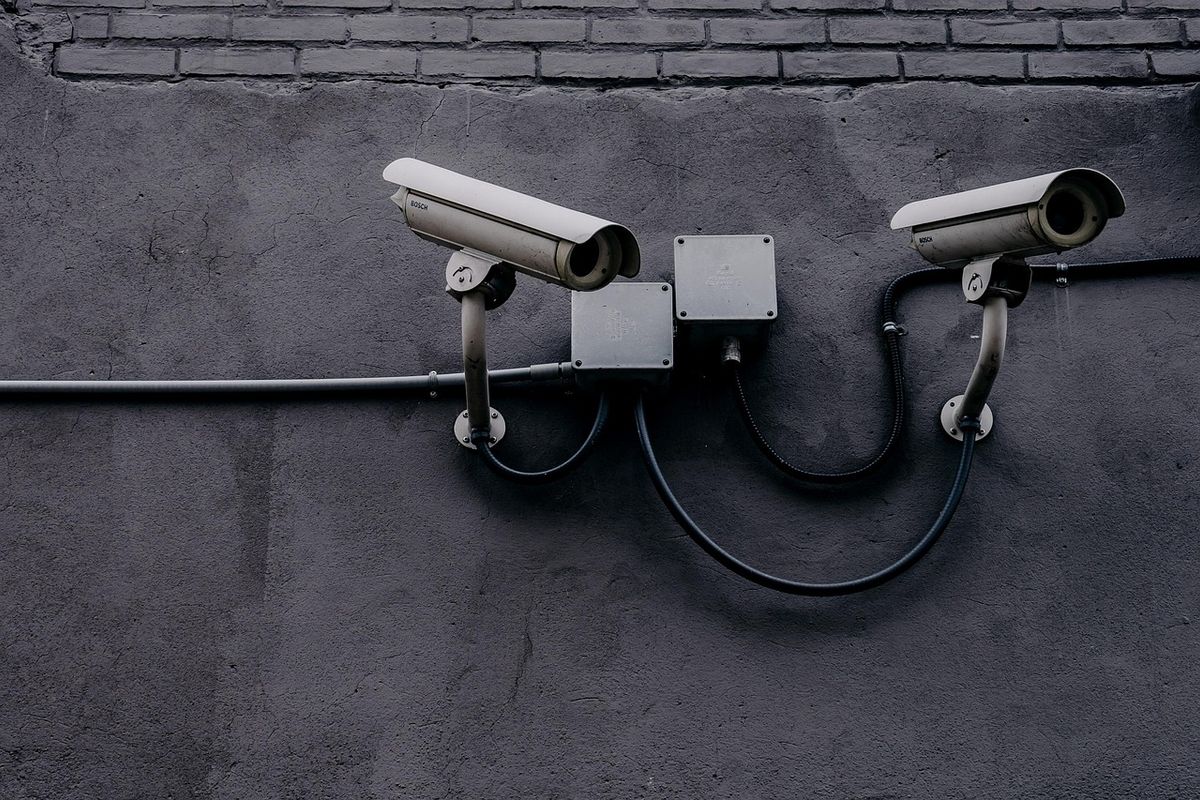 Caméra de surveillance fixée au mur pour assurer la sécurité d'un événement