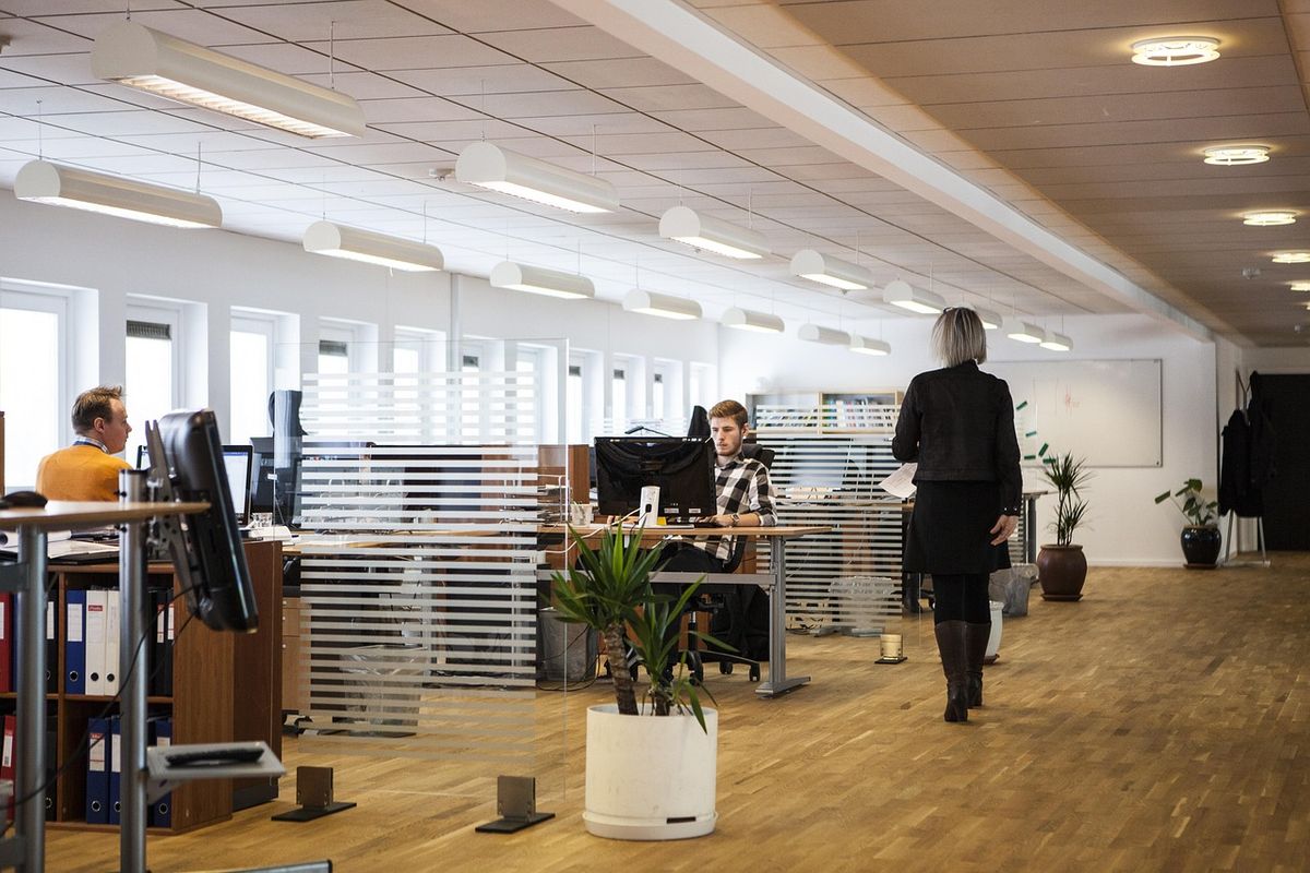 Professionnel en costume travaillant à son bureau avec documents et ordinateur